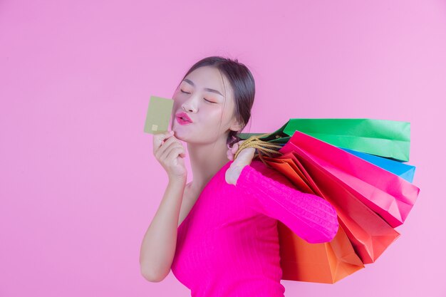 La niña sostiene un bolso de compras de moda y belleza.