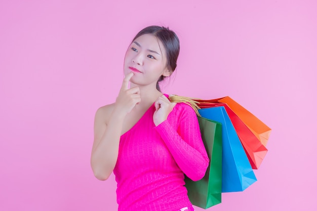 La niña sostiene un bolso de compras de moda y belleza.