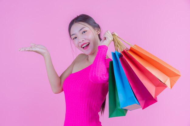 La niña sostiene un bolso de compras de moda y belleza.