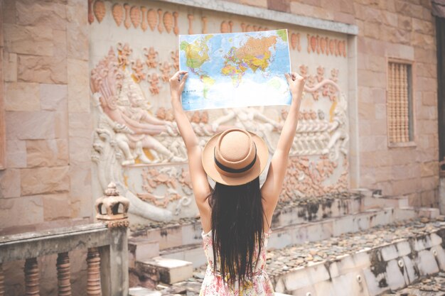 Niña sostiene un mapa turístico en el casco antiguo.