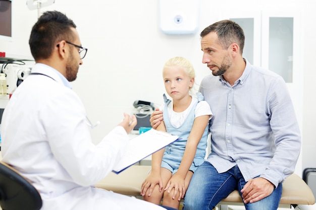 Foto gratuita niña y su padre en el hospital