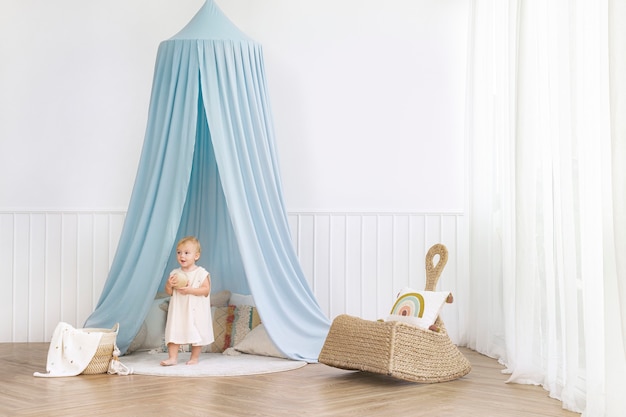 Niña en su sala de juegos