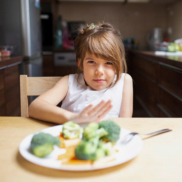 Niña con suficiente comida saludable