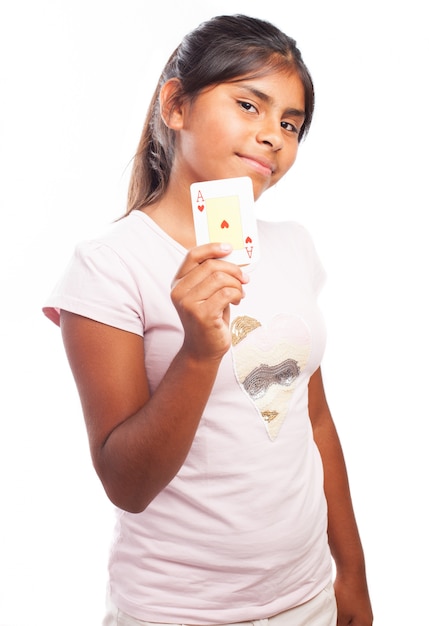 Niña sujetando una carta de poker