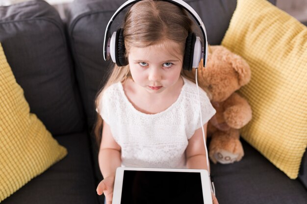 Niña con tablet