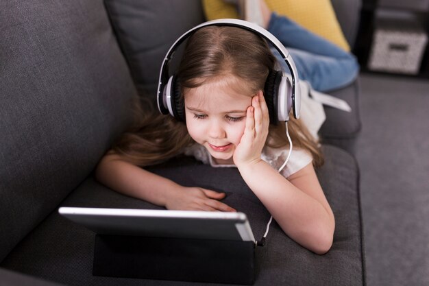 Niña con tablet