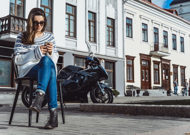 niña con un teléfono inteligente en sus manos