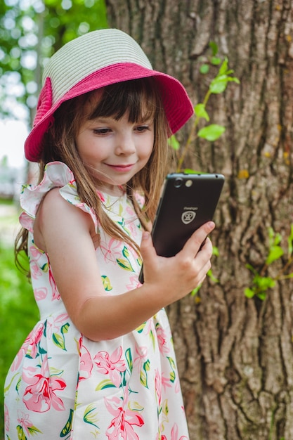 Niña con un teléfono móvil