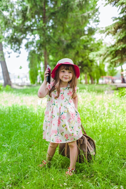 Niña con un teléfono móvil