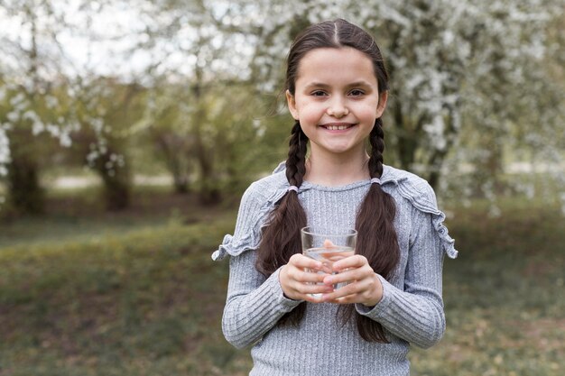 Niña, tenencia, vidrio, aire libre