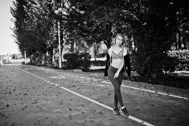 La niña tiene el entrenamiento y hace ejercicio al aire libre Concepto de entrenamiento callejero de fitness deportivo