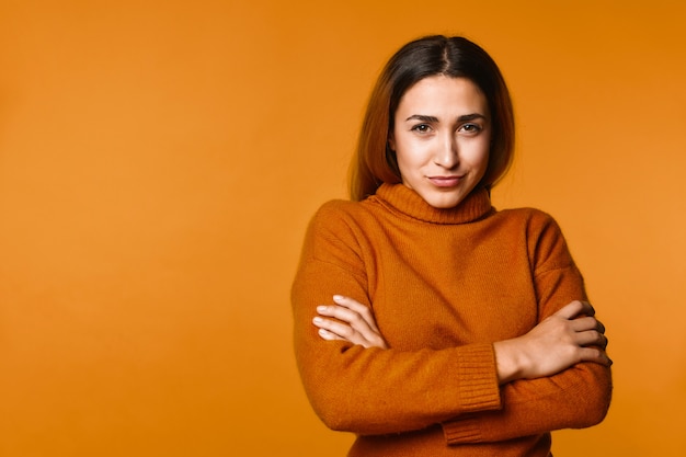 Foto gratuita niña tiene una mirada astuta y cruzó las manos de pie