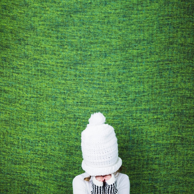 Foto gratuita niña tirando gorro encima de la cara