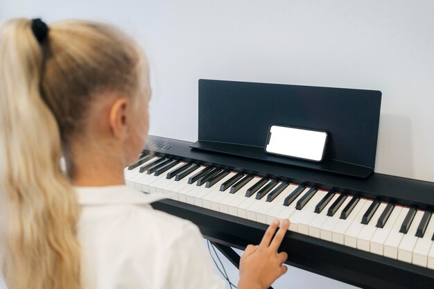 Niña tocando el instrumento de teclado