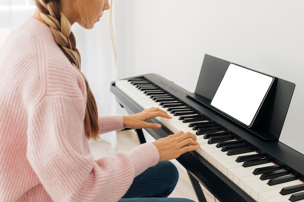 Foto gratuita niña tocando el instrumento de teclado