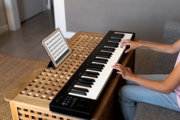 Niña tocando el teclado en casa