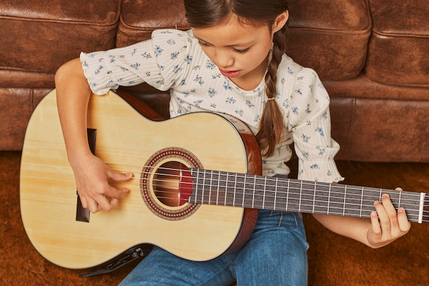 Niña, tocar la guitarra, en casa