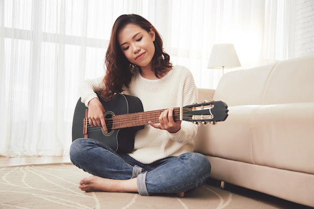 Niña, tocar la guitarra