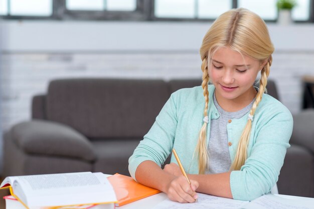 Foto gratuita niña tomando notas en su cuaderno