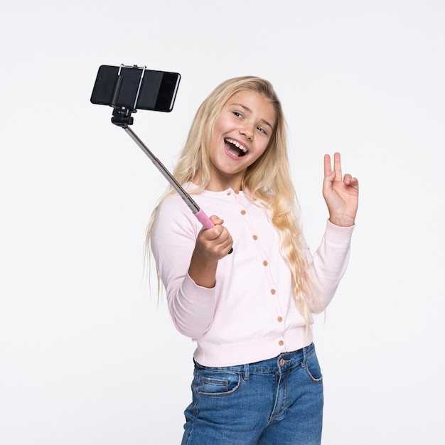 Niña tomando selfies de sí misma