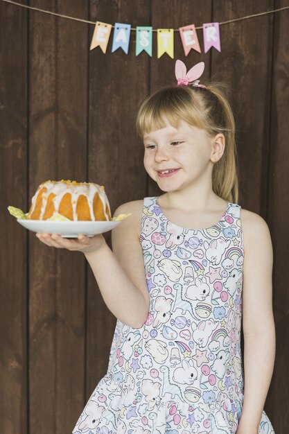 Niña con torta de Pascua