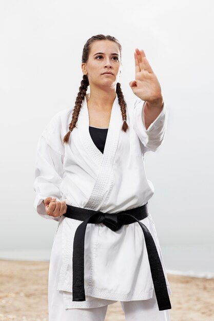 Niña en traje de artes marciales al aire libre