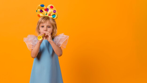 Niña en traje con espacio de copia