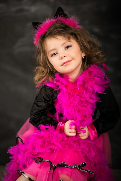 Niña en traje de gato