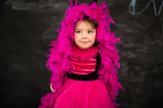 Foto gratuita niña en traje de gato