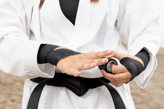 Niña en traje de karate y cinturón