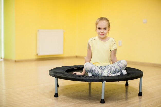 niña en trampolín