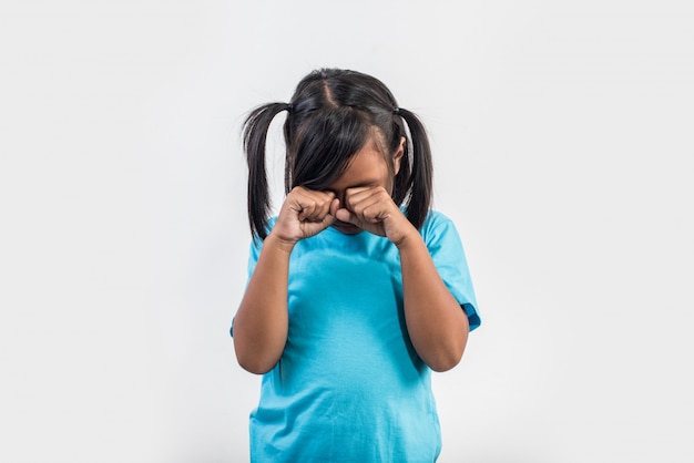 Niña triste llorando en estudio tiro