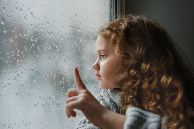 Resultado de imagen para mujer viendo triste la lluvia