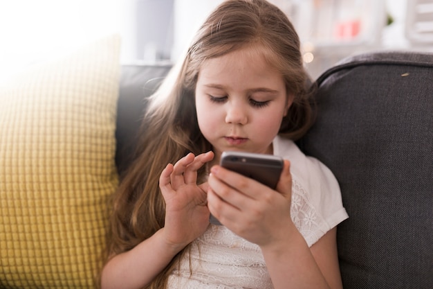 Niña usando smartphone