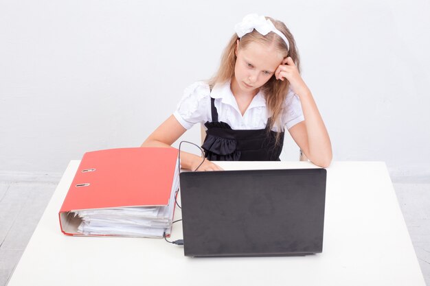 Niña usando su computadora portátil