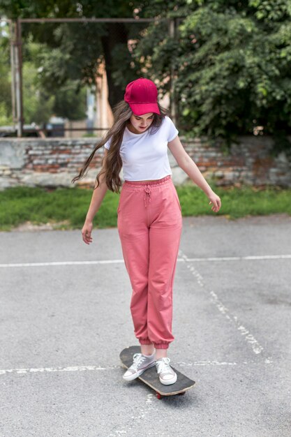 Niña usando su patineta