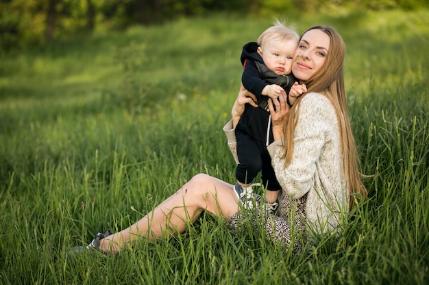 Niña verano familia hija madre feliz