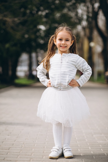 Foto gratuita niña vestida en el parque