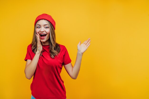 niña vestida con ropa roja sobre amarillo