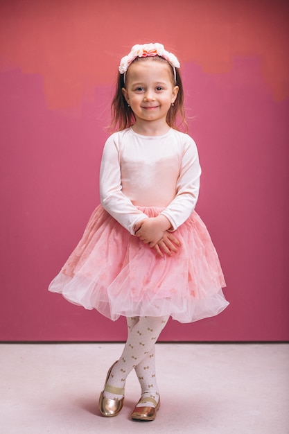 Niña en vestido lindo