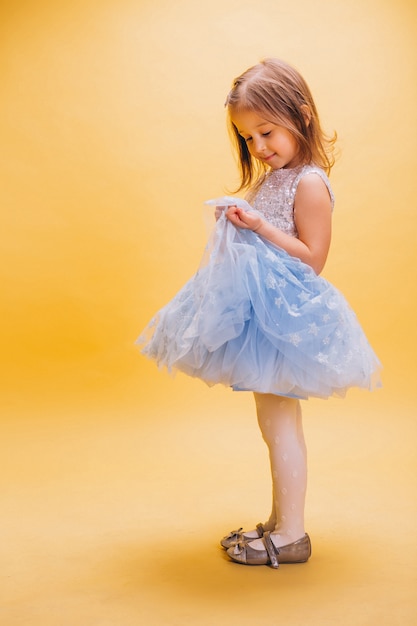 Niña en vestido lindo