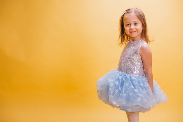 Foto gratuita niña en vestido lindo