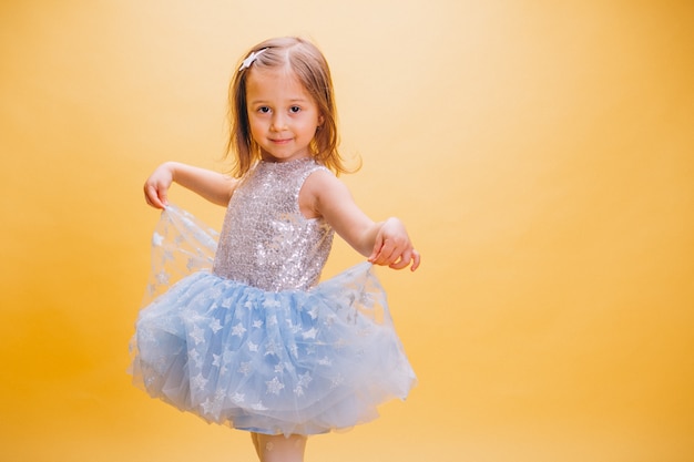 Niña en vestido lindo