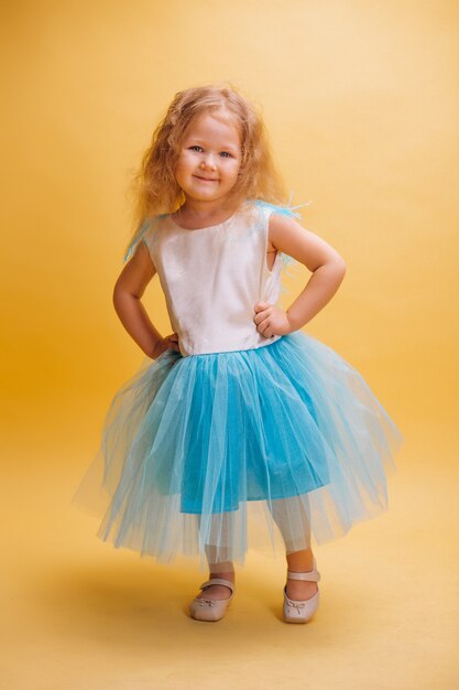 Niña en vestido lindo