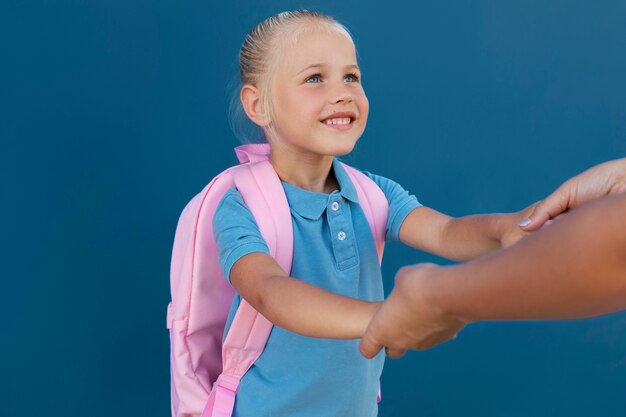 Niña volviendo a la escuela