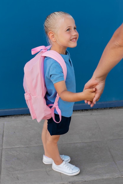 Foto gratuita niña volviendo a la escuela