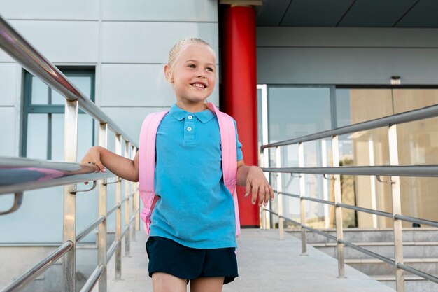 Niña volviendo a la escuela