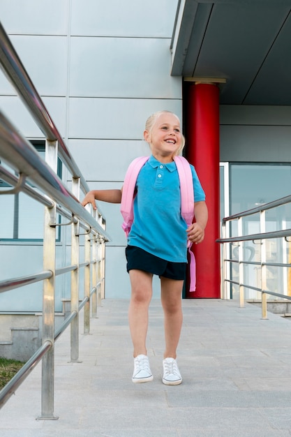 Foto gratuita niña volviendo a la escuela