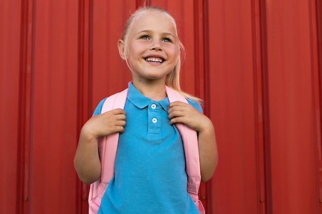 Foto gratuita niña volviendo a la escuela