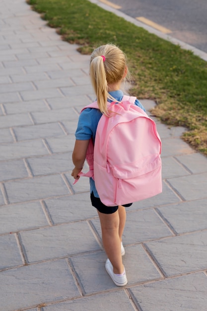 Niña volviendo a la escuela